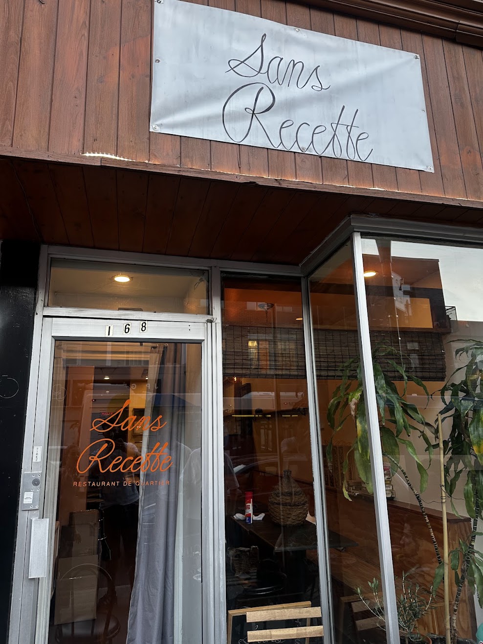 Ambiance du restaurant Sans Recette sur la rue Beaubien